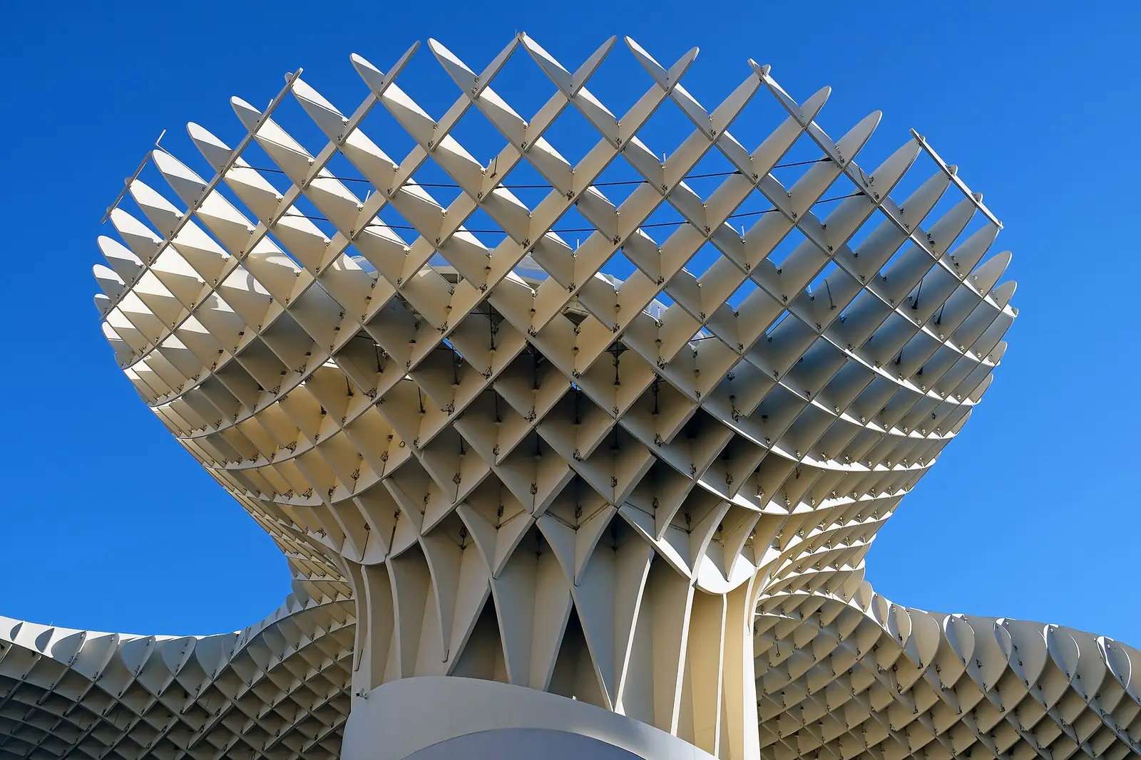 Bílá dřevěná mříž Metropol Parasol se tyčí proti modré obloze na Plaza de la Encarnación